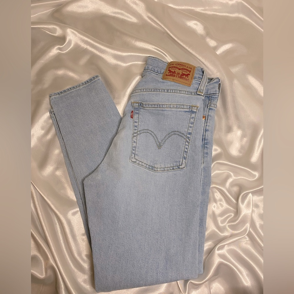 Levi High Rise Denim Jeans. Size: 27
